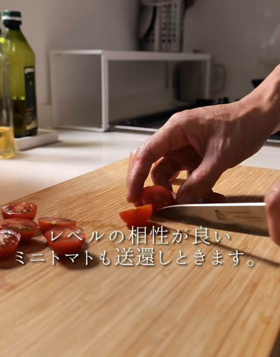 ミニトマトを切る様子