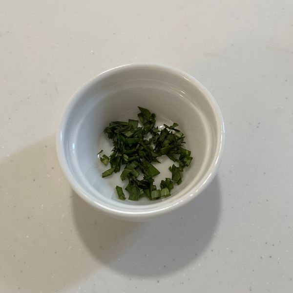 小皿にみじん切りにしたバジルを入れた様子