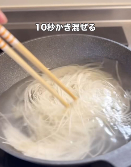 そうめんをゆでる様子