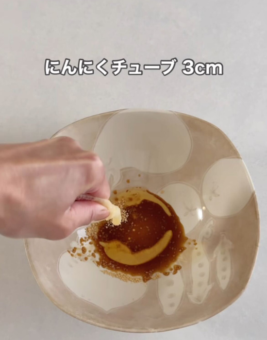 調味料を混ぜる様子