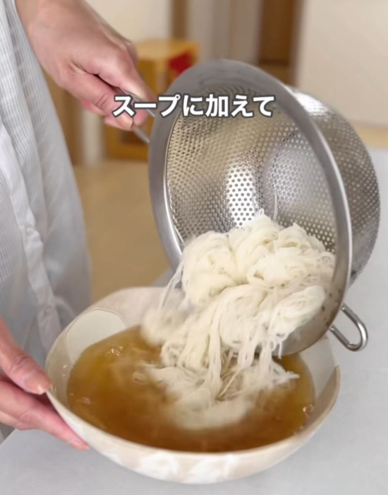 スープにそうめんを入れる