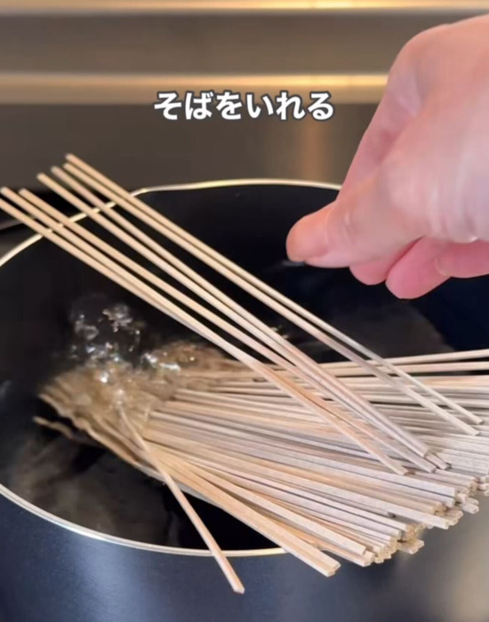 水からそばをゆでる様子