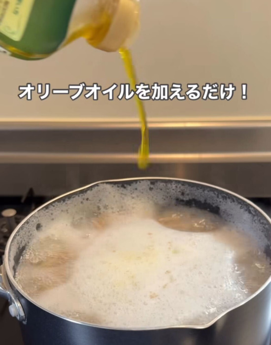 オリーブオイルを入れる様子