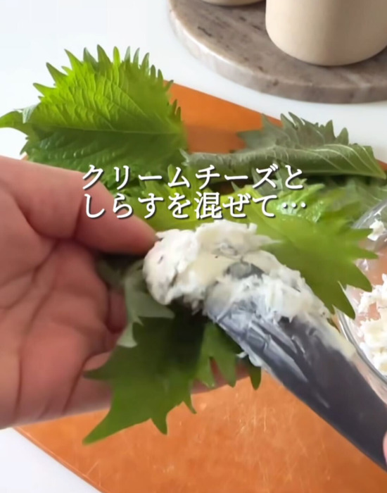 大葉にクリームチーズとシラスをのせる様子