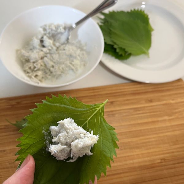 クリームチーズとシラスを混ぜ合わせたものを大葉の真ん中にのせた様子