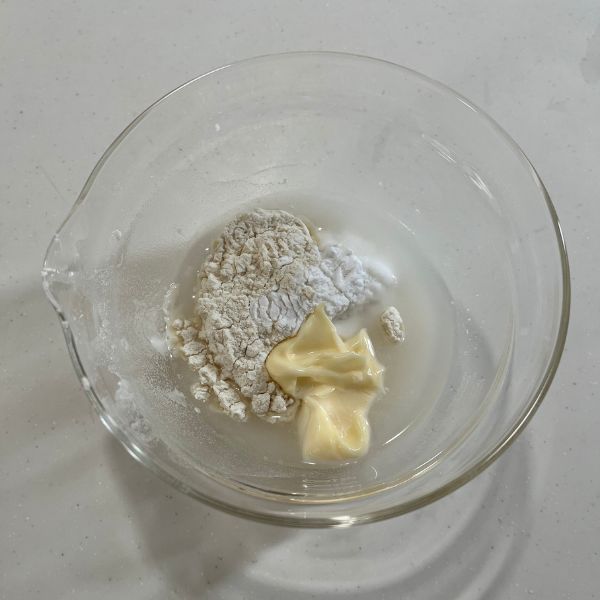 器に衣の材料を入れた様子