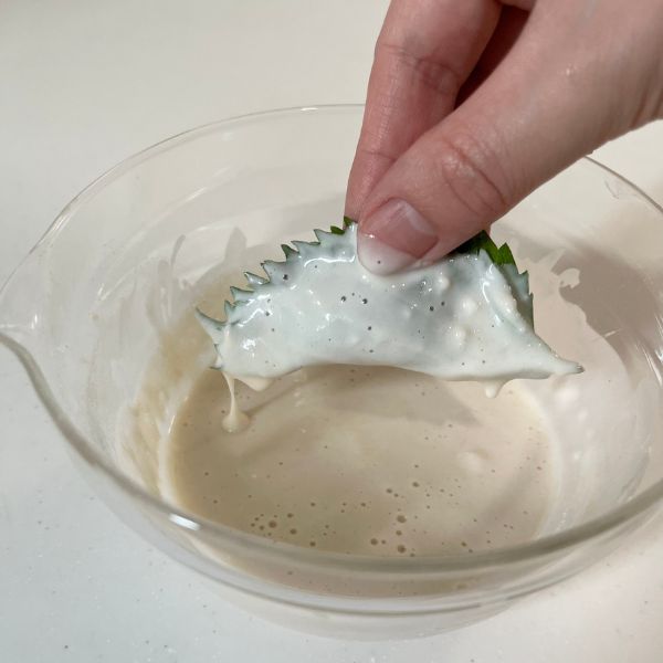 大葉の両面に衣を付ける様子