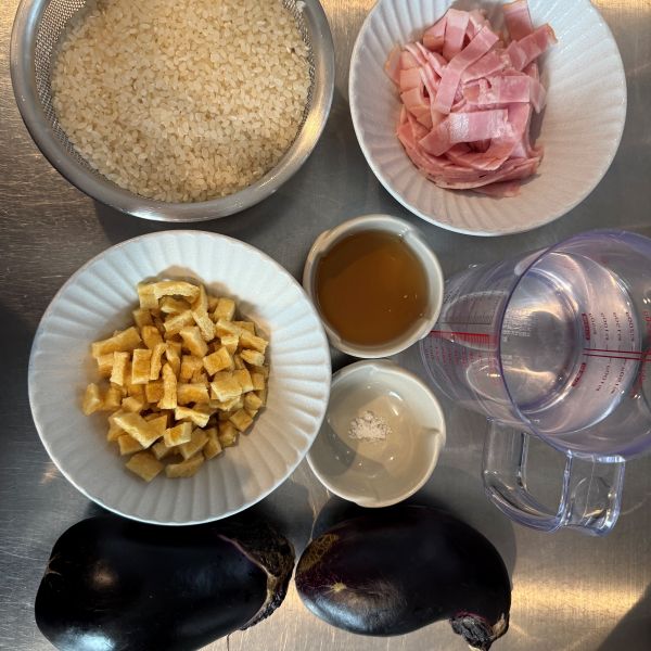 『ナスの炊き込みご飯』の材料を並べた写真