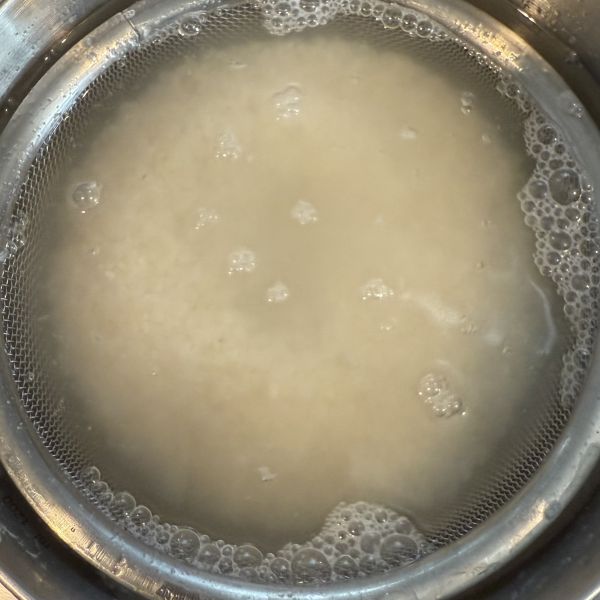 米を水に浸けている様子
