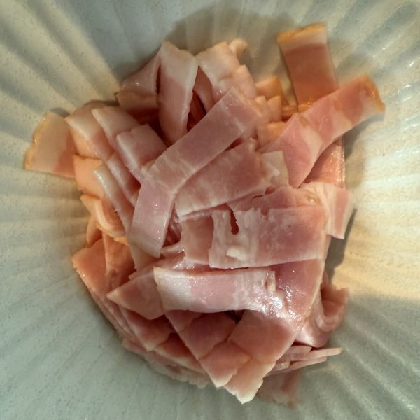 細切りにしたハーフベーコンの写真