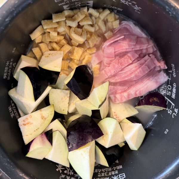 炊飯釜に『ナスの炊き込みご飯』の材料をすべて入れた様子