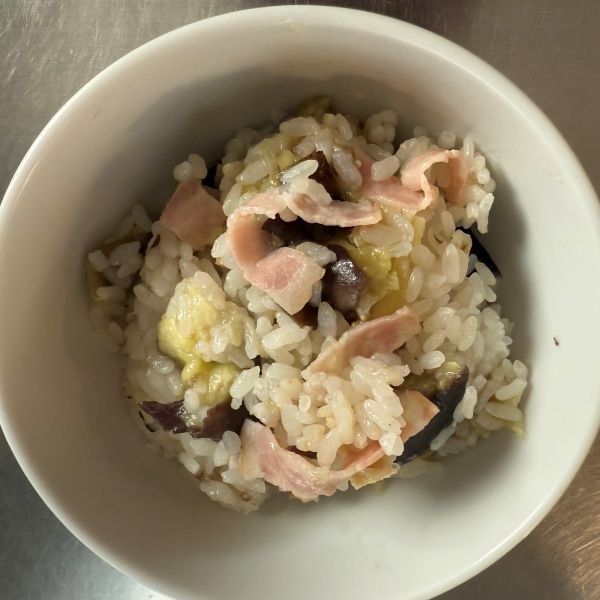 完成した『ナスの炊き込みご飯』をお茶碗に盛り付けた様子