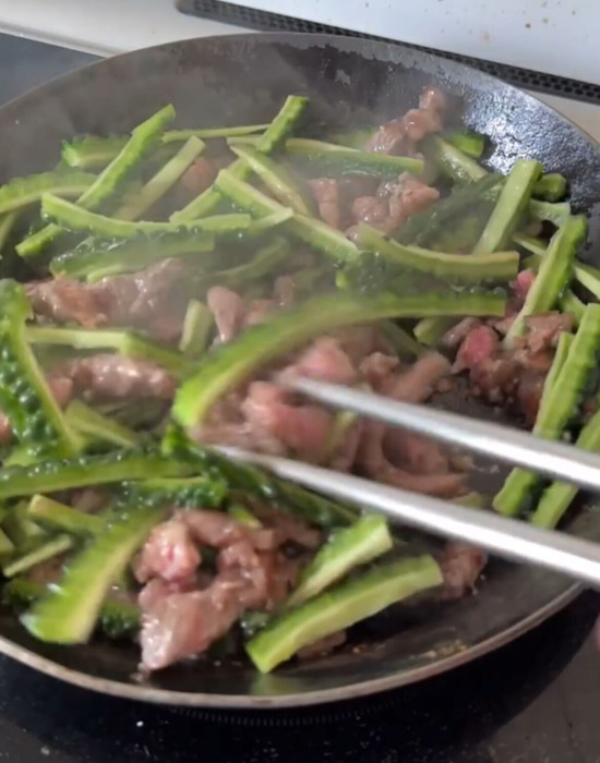 ゴーヤと牛肉を炒める