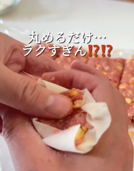 タネを焼売の皮で包む様子