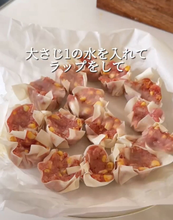 クッキングシートに並べた焼売