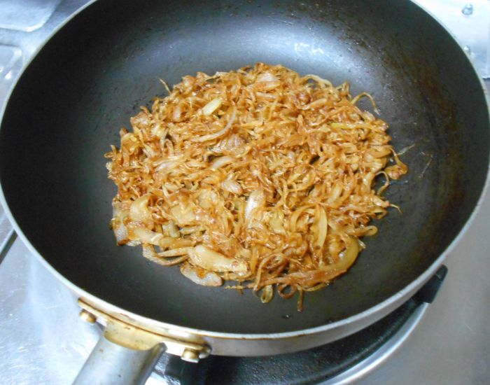 フライパンで炒めた『あめ色タマネギ』の写真