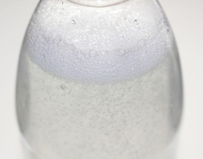 グラスに注がれた炭酸水の写真