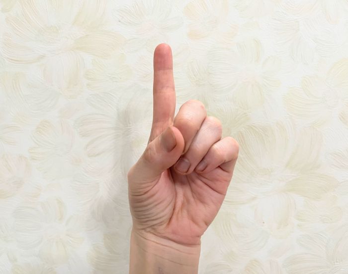 人差し指を立てている写真