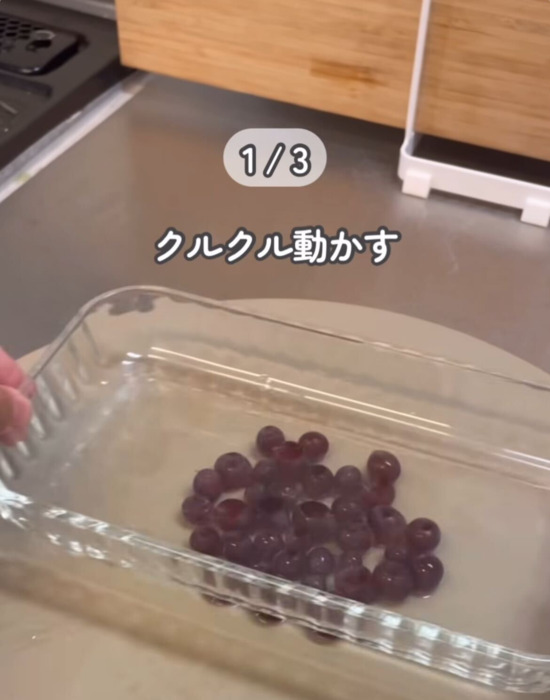 ブドウの上に皿を置いている様子