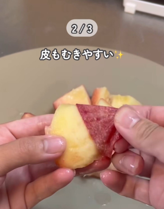 モモの皮をむいている様子