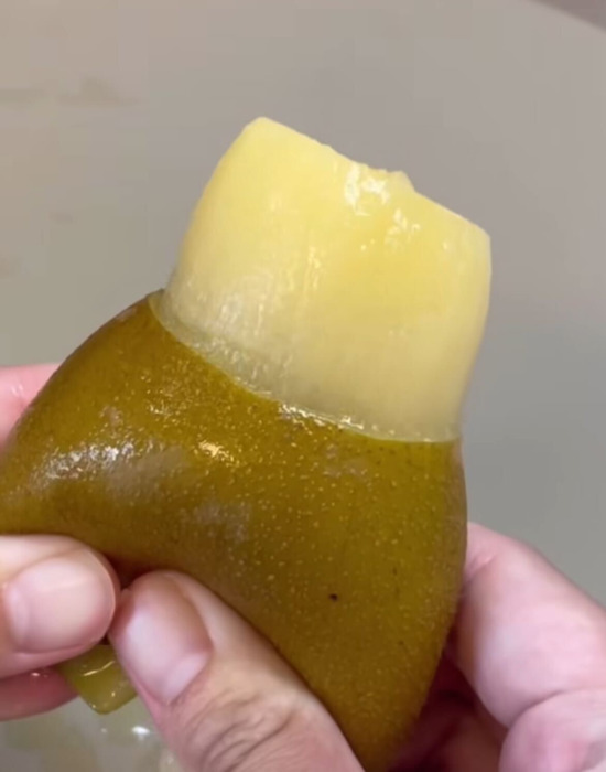 皮のむけたキウイ