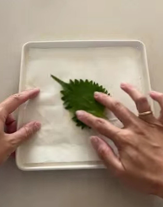 大葉にごま油をぬる