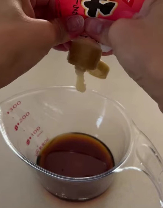 調味料を混ぜる