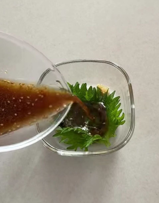 大葉を調味液を交互に入れる