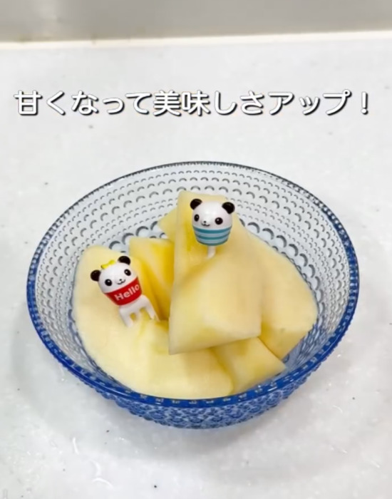 砂糖水に漬けた後器に入れたリンゴ