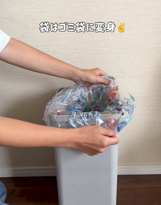 トイレットペーパーの袋をゴミ箱に設置する様子