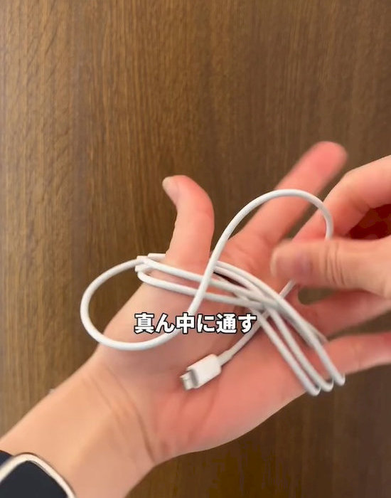 巻き付けたケーブルにケーブルの端を通す様子