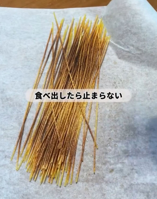 電子レンジで加熱した乾燥パスタ
