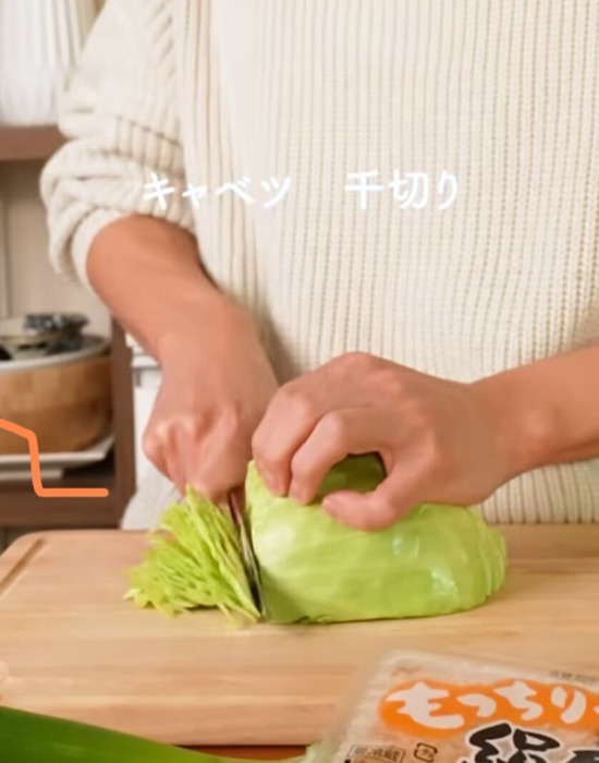 キャベツをせん切りにする