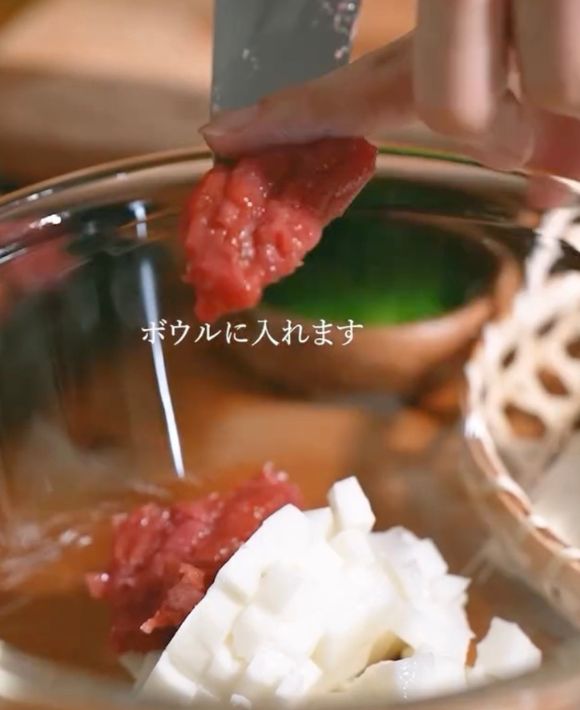 長芋の入ったボウルにペースト状にした梅干しを入れる様子