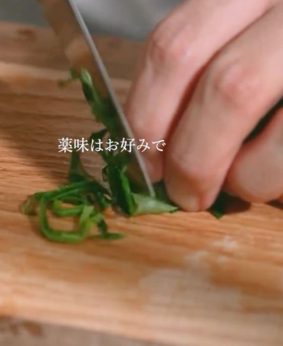 大葉を細切りに切る様子
