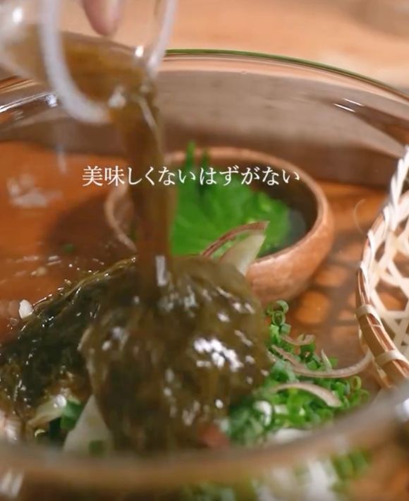 長芋や薬味を入れたボウルにめかぶを入れる様子