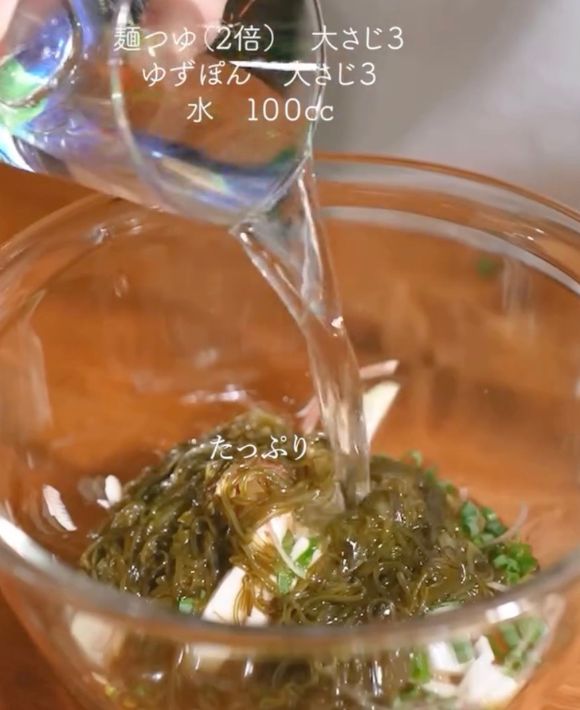 めかぶなどが入ったボウルに水を入れる様子