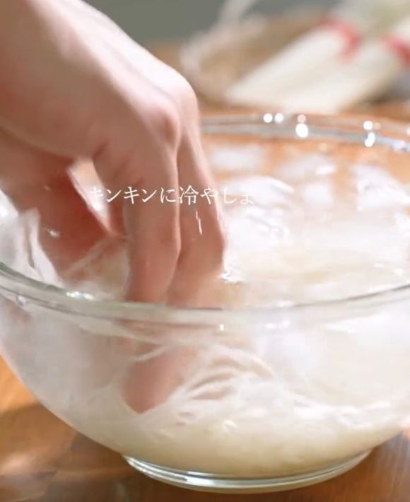 ゆであがったそうめんを氷水に浸ける様子