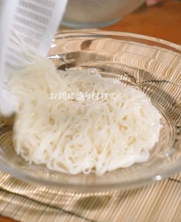 ゆであがったそうめんを器に盛りつける様子