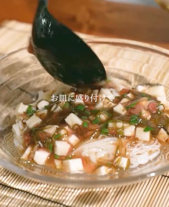 器に盛りつけたそうめんに『そうめんだれ』をかける様子