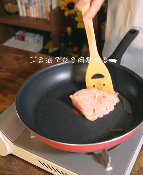 ごま油を引いたフライパンで鶏ひき肉を炒める様子