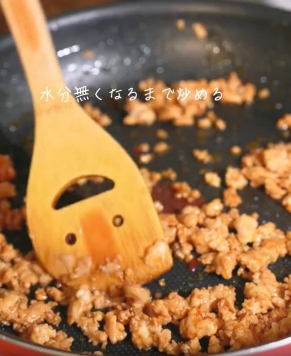 鶏ひき肉と調味料を馴染ませるように炒めた様子