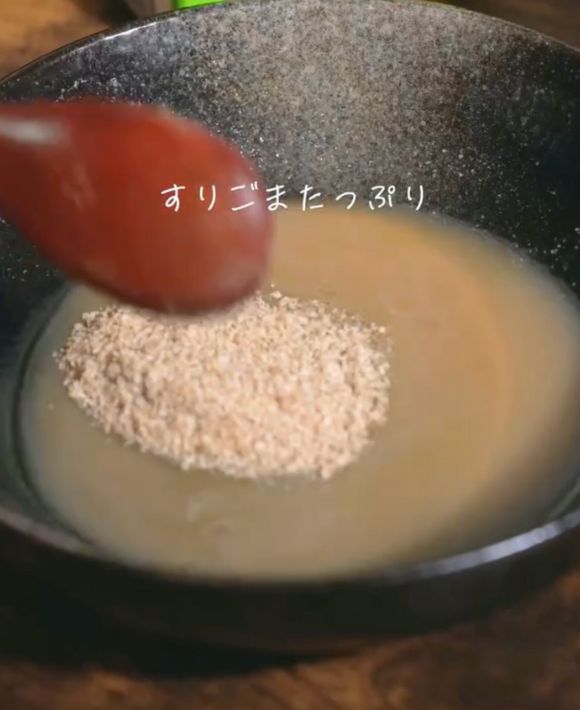 鶏がらスープの素と味噌を溶かしたお湯にすりごまを入れた様子