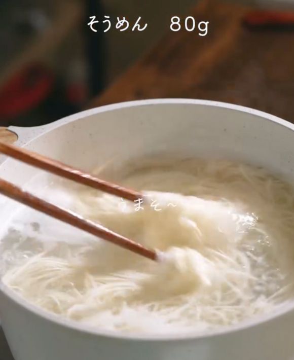 そうめんをゆでている様子