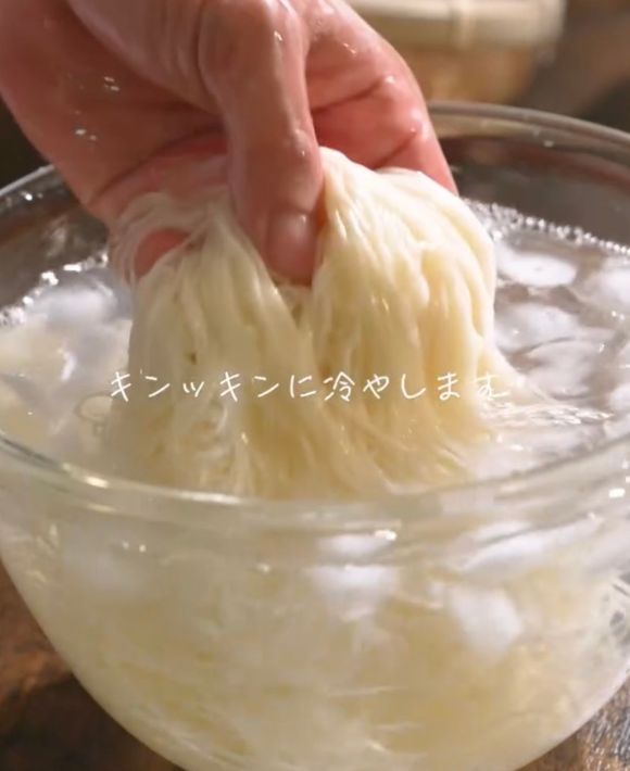 ゆで上がったそうめんを氷水で冷やす様子