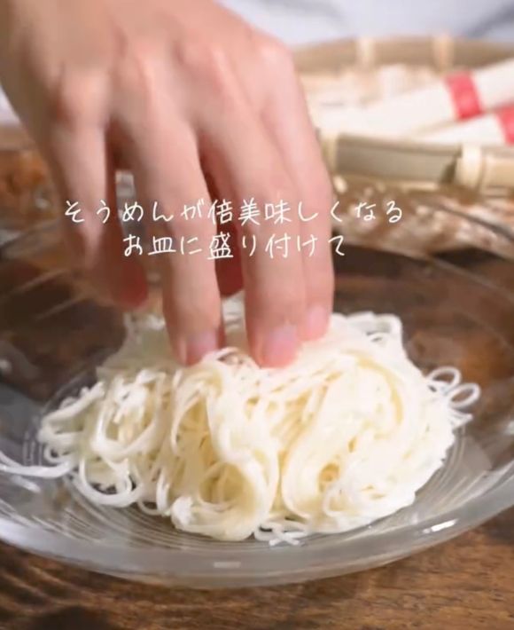 そうめんを器に盛り付ける様子