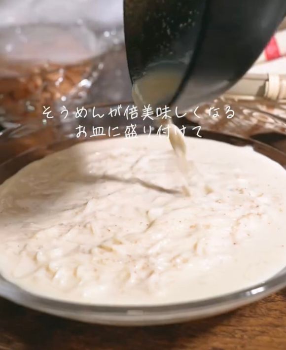 器に盛り付けたそうめんに豆乳スープをかけた様子