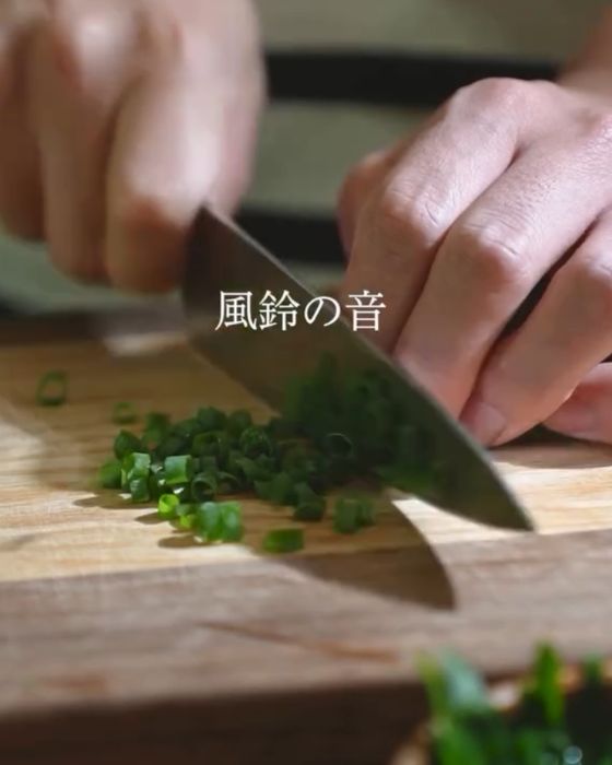 ネギを小口切りにする様子