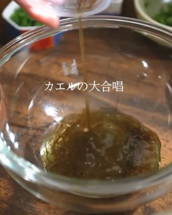 ボウルにもずく酢を入れる様子