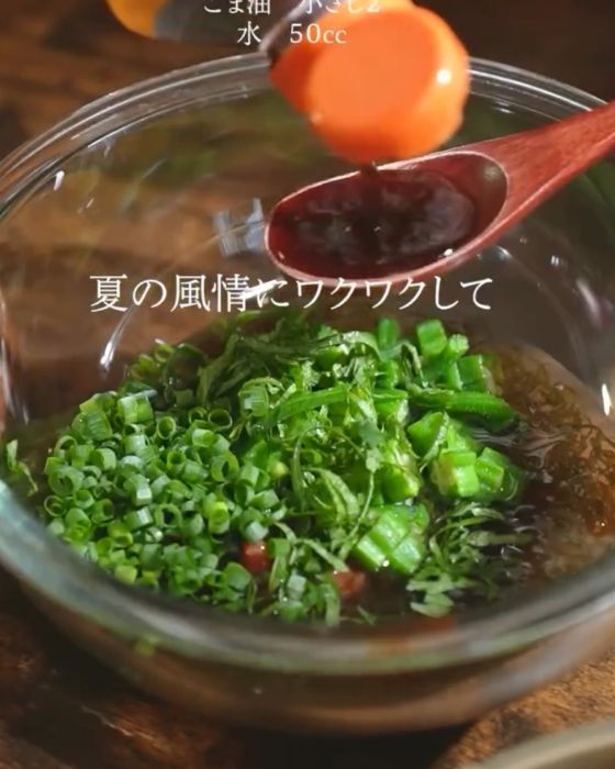 木製のレンゲに麺つゆを出している様子